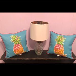 2 pineapple pillows